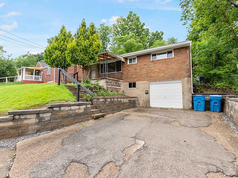 131 S Joslyn Dr — Photo 1