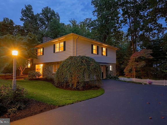 3rd image of 1222 Hillcrest Rd