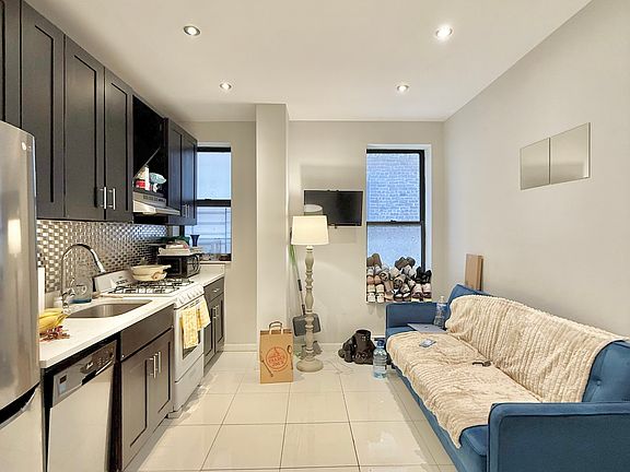 4th image of 320 Manhattan Ave APT 41