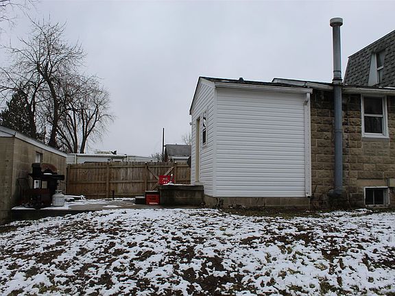 4th image of 4192 Moore Ave