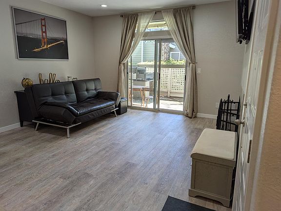 5th image of 992 Lake Isabella Way