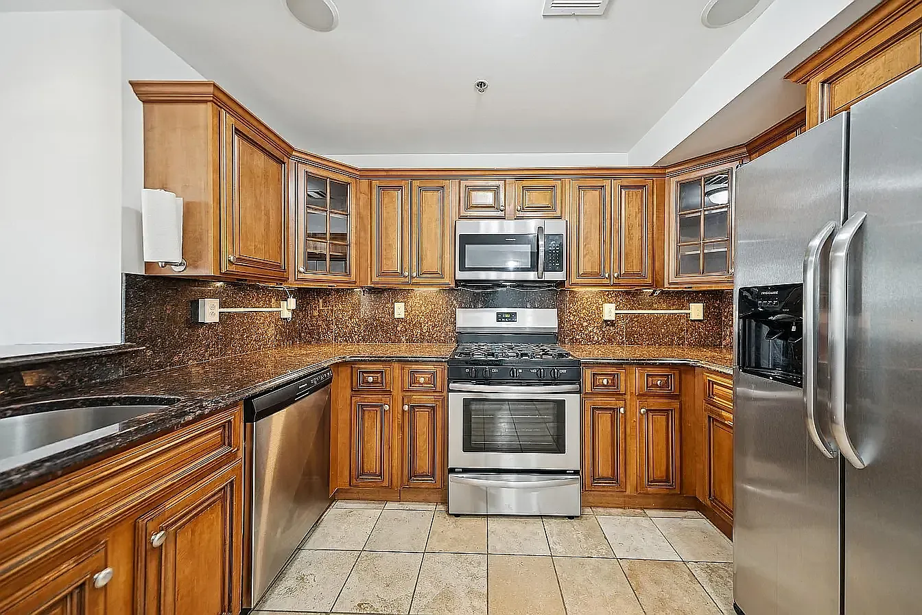 2 bed, 1040 sqft, $3,200 — Photo 3