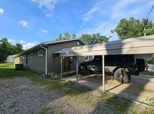 858 E Benton St, Eldorado, IL 62930