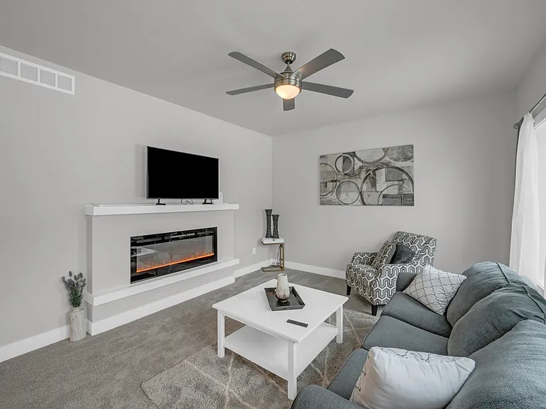 690 SE Booth Ave — Photo 9