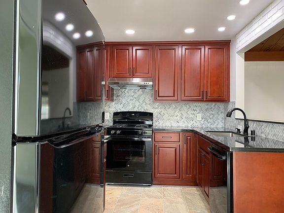 2nd image of 2307 Santa Catalina St