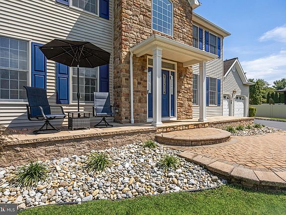 3rd image of 6 Cullen Way