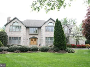 10013 Park Royal Dr, Great Falls, VA 22066