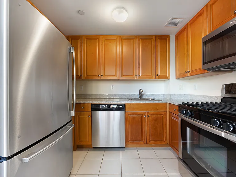 425 Main St #7G — Photo 8