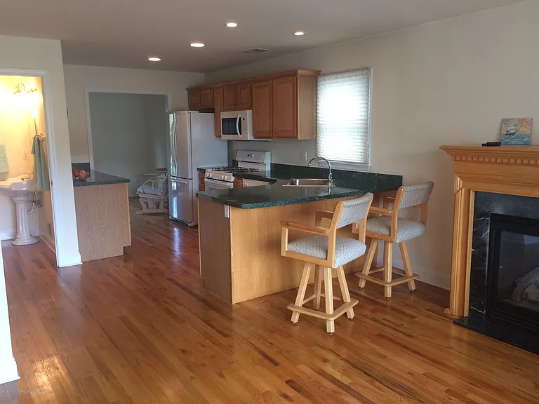508 Lake Ter — Photo 3