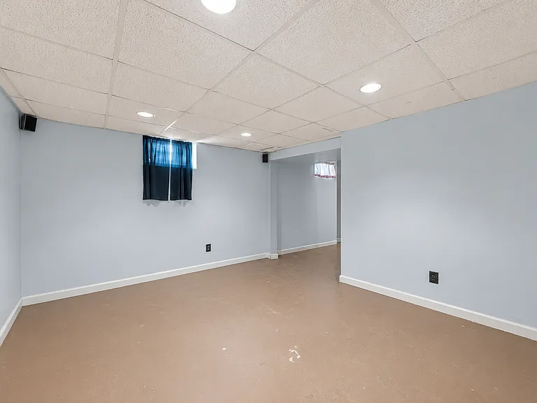 51 E 14th St #1 — Photo 6