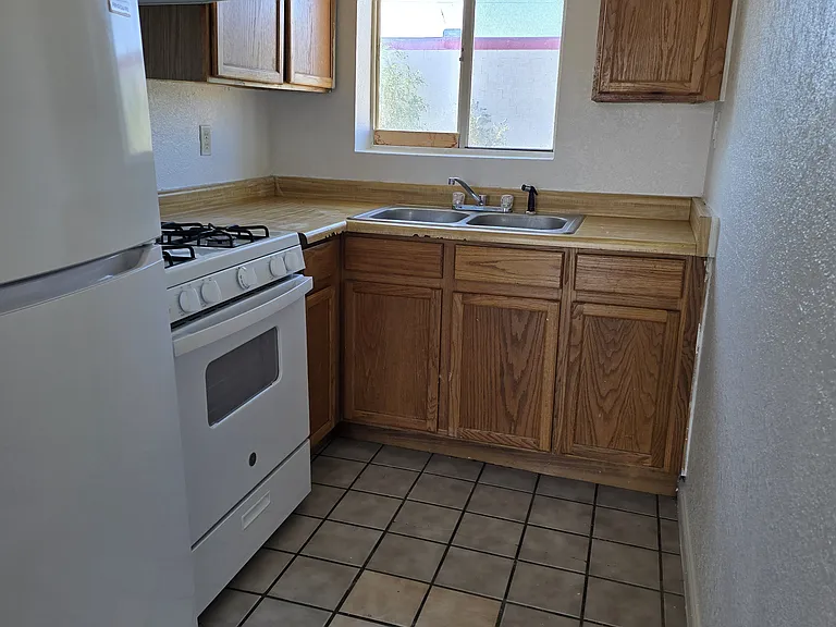 210 S 6th St #B2 — Photo 3