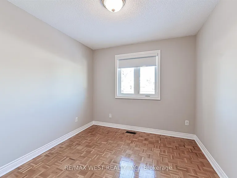 139 Carmen Cres — Photo 15