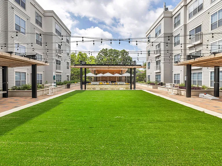 The Quarters Sterling House (Student Housing - Rent by the Bed) — Photo 31