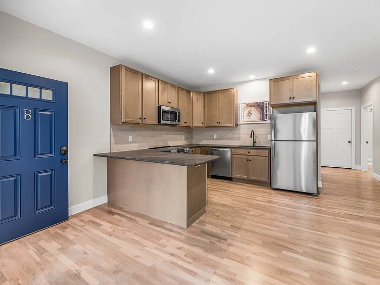 160B Warwick St — Photo 4