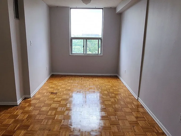 20 Edgecliff Golfway #1202 — Photo 11