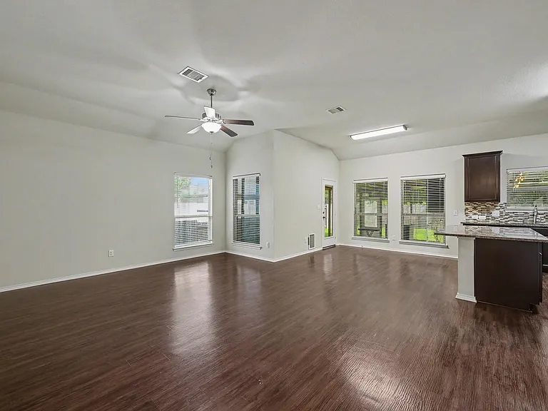 1061 Shadow Bend Ct — Photo 3