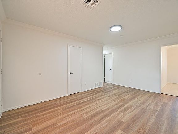 5th image of 4005 N Oak Grove Dr