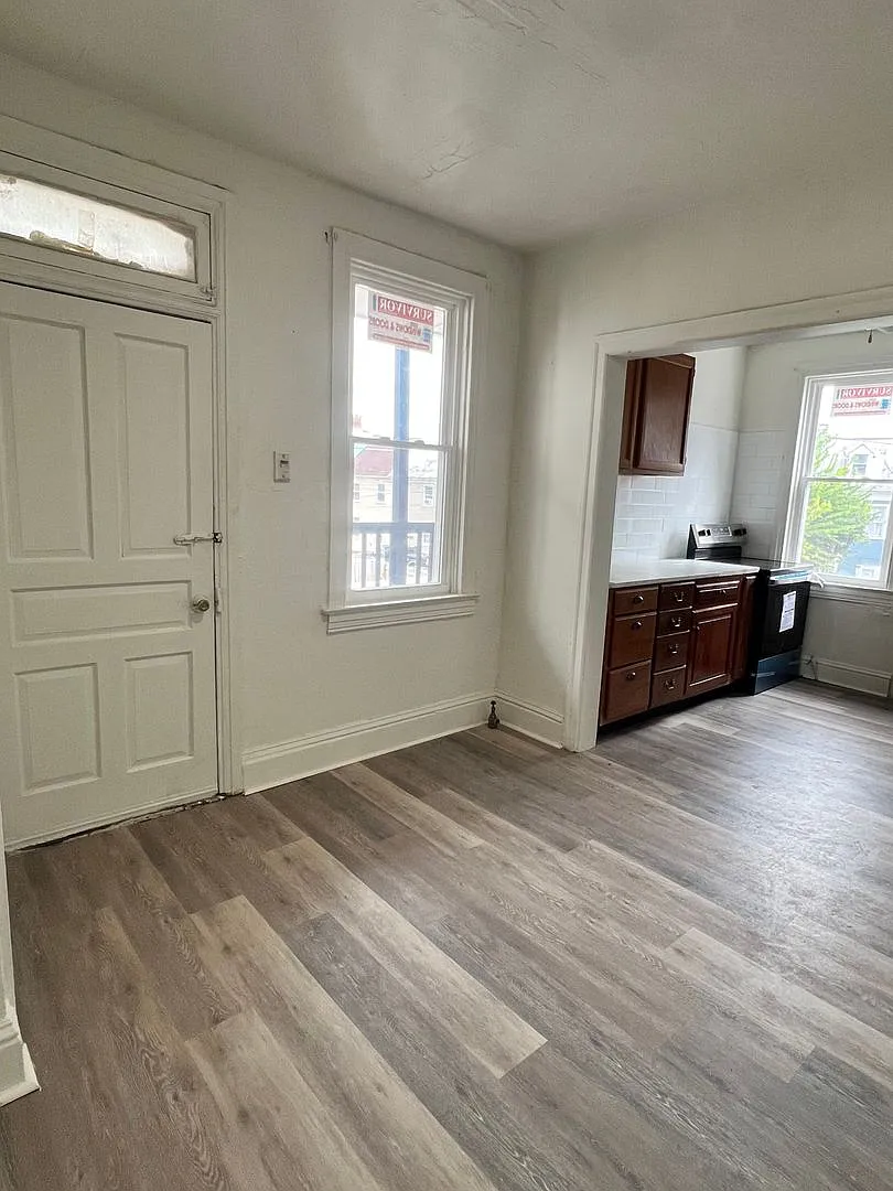 574 W Princess St — Photo 3