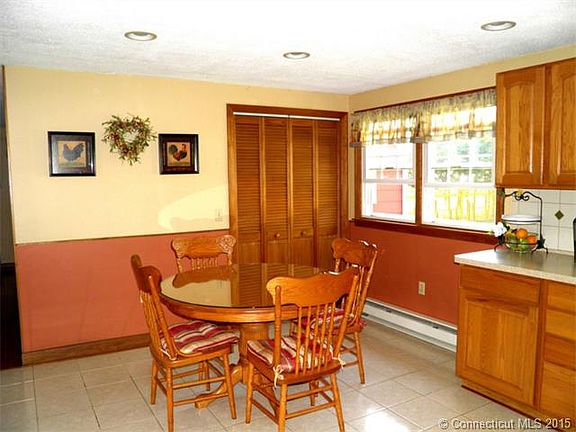 KITCHEN EAT-IN AREA