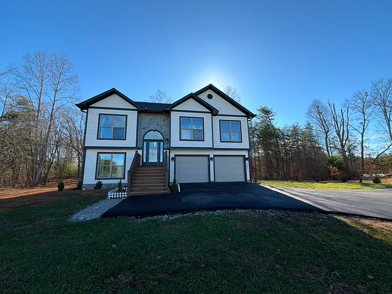 363 Bayside Ln — Photo 2