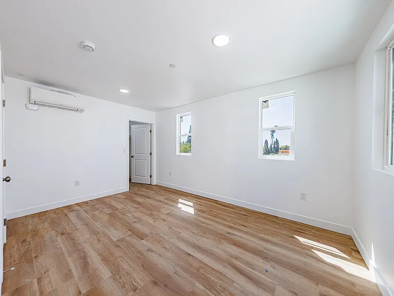 Huge 2, 3 & 4 Bed 2026 Townhomes — Photo 33