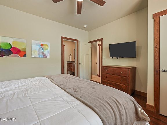 21st image of 430 Sugar Cove Way