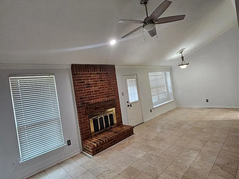 2715 Ashington Dr — Photo 5