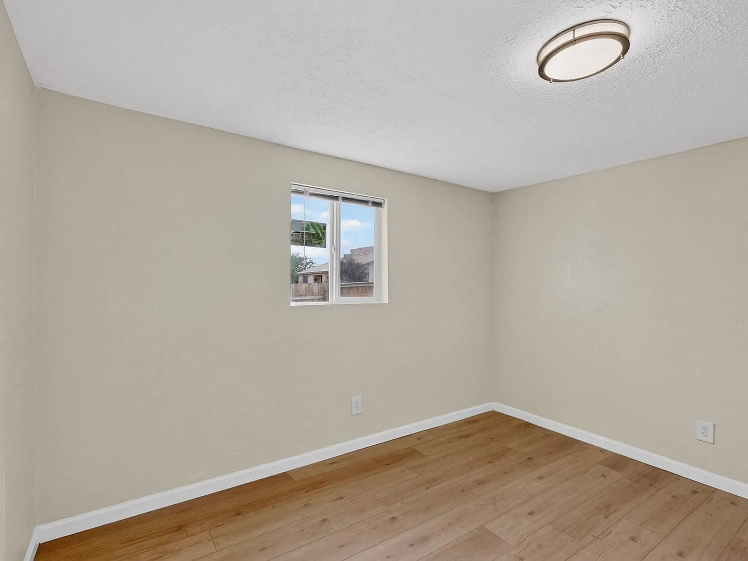 5 bed, 1760 sqft, $1,800 — Photo 4