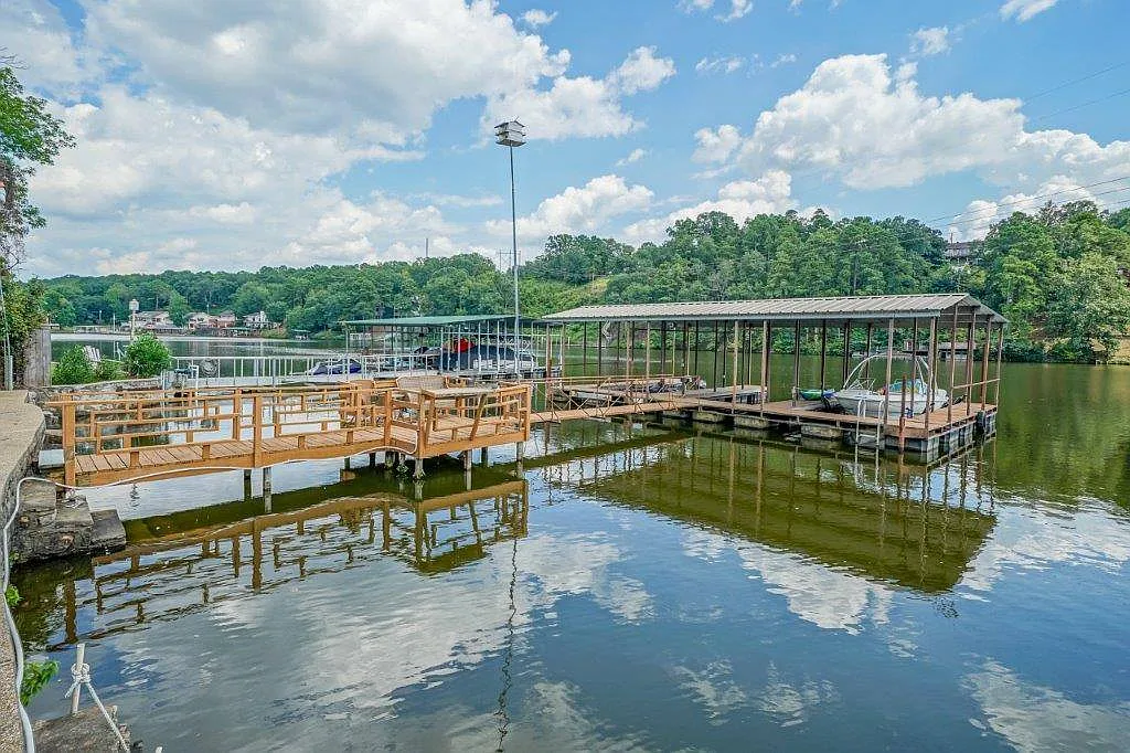 1807 Lakeshore Dr — Photo 3
