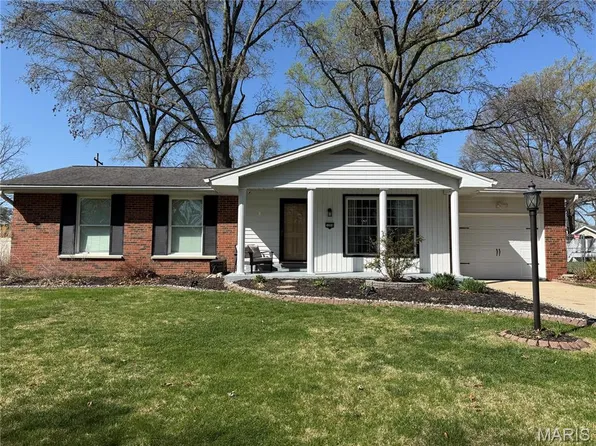 5208 River Aire Dr, Godfrey, IL 62035