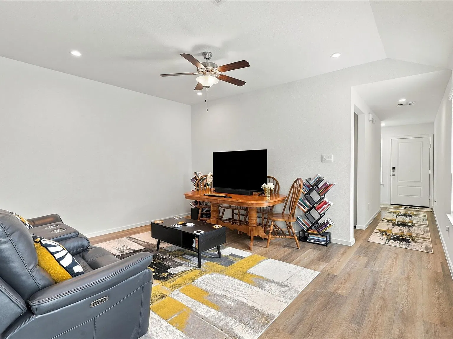 3 bed, 2.0 bath, 1592 sqft, $2,300 — Photo 3