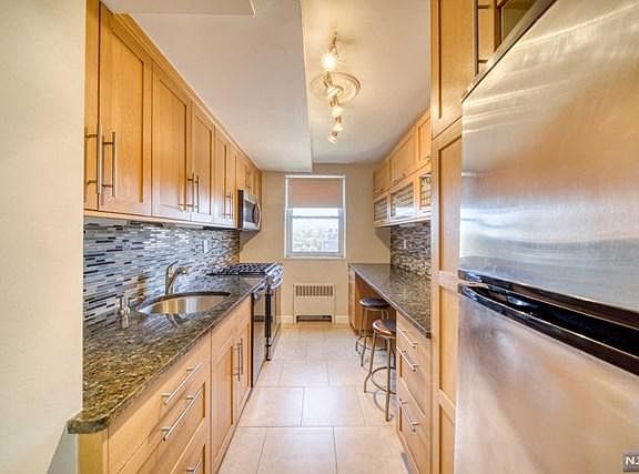 4th image of 2345 Linwood Ave APT 5F