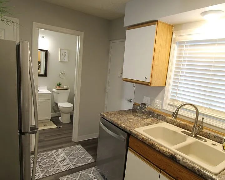 The Warwick of Norfolk. Now leasing updated 1, 2 bedroom apartments and 3 bedroom townhomes! — Photo 30