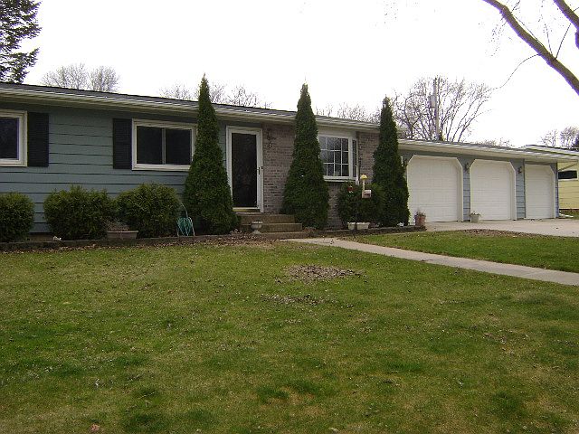 1st image of 203 11th Ave W