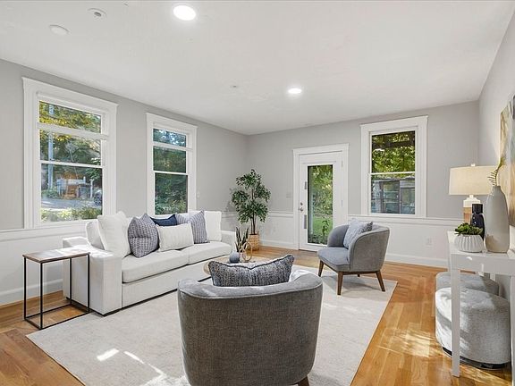 5th image of 454 Spring St