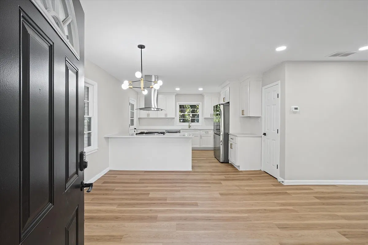 3 bed, 1100 sqft, $2,295 — Photo 2