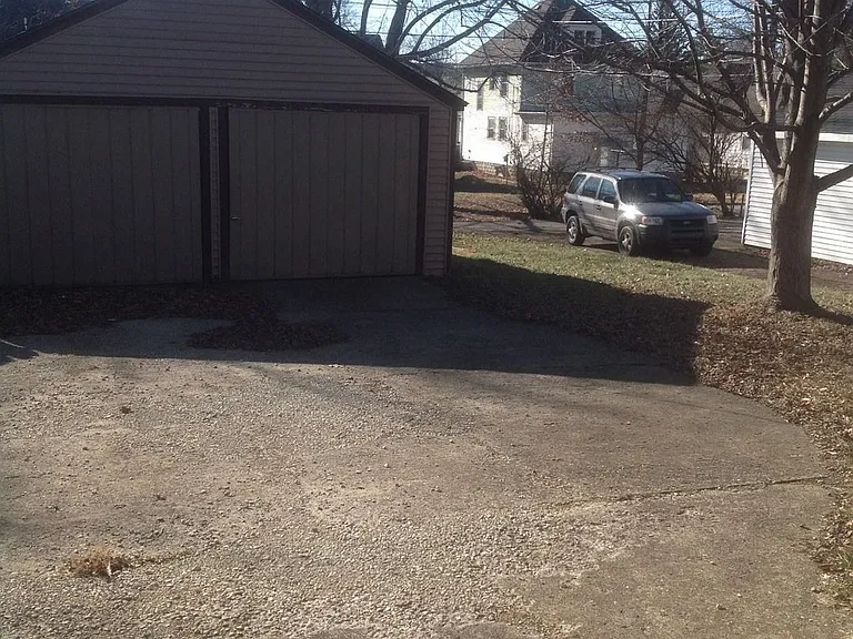 333 Lawn Ave — Photo 2