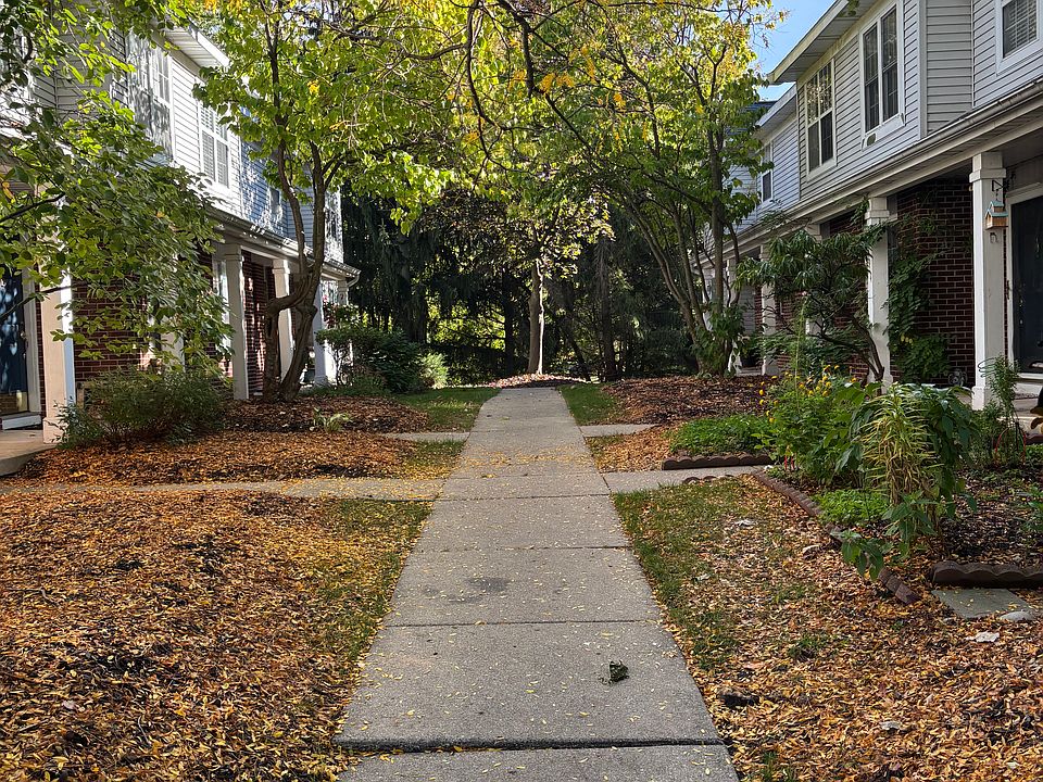 1st image of 3916 Courtyard Pl SE