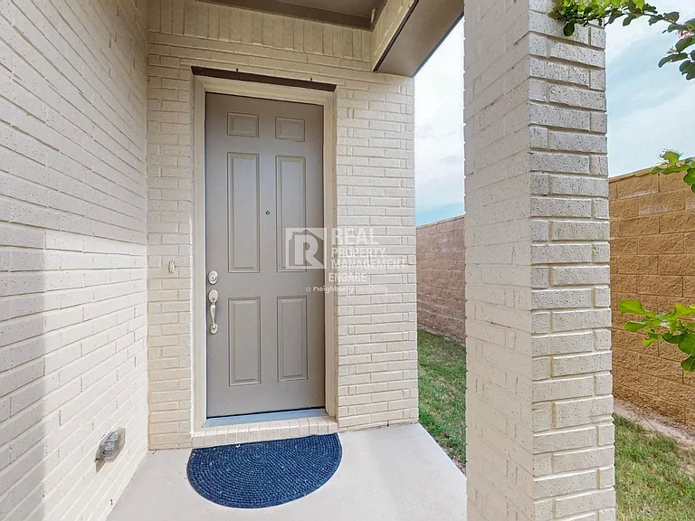1077 Maverick Dr — Photo 4
