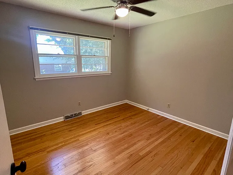 402 E L St — Photo 10
