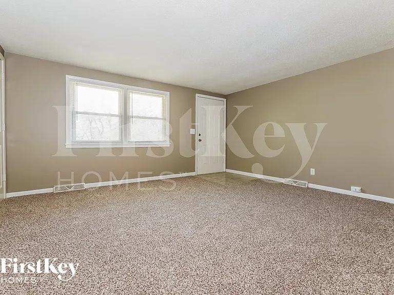 5042 N Bellaire Ave — Photo 3