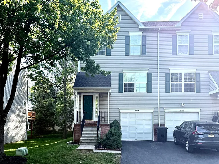 610 Brentwood Ct — Photo 1