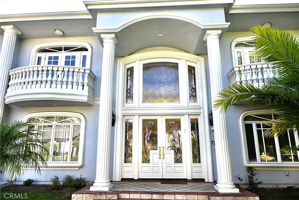 6 bed, 6119 sqft, $25,000 — Photo 2