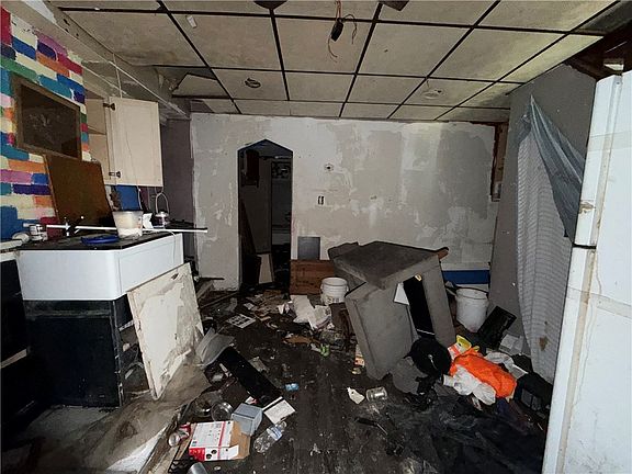 5th image of 1330 Diana St