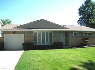 542 Ridgewood Rd, Elk Grove Village, IL 60007