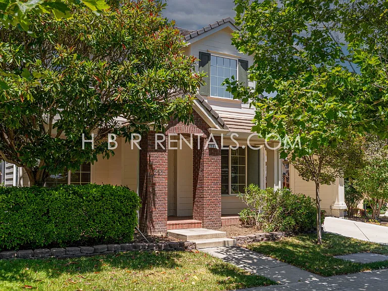237 E Legacy Dr — Photo 2
