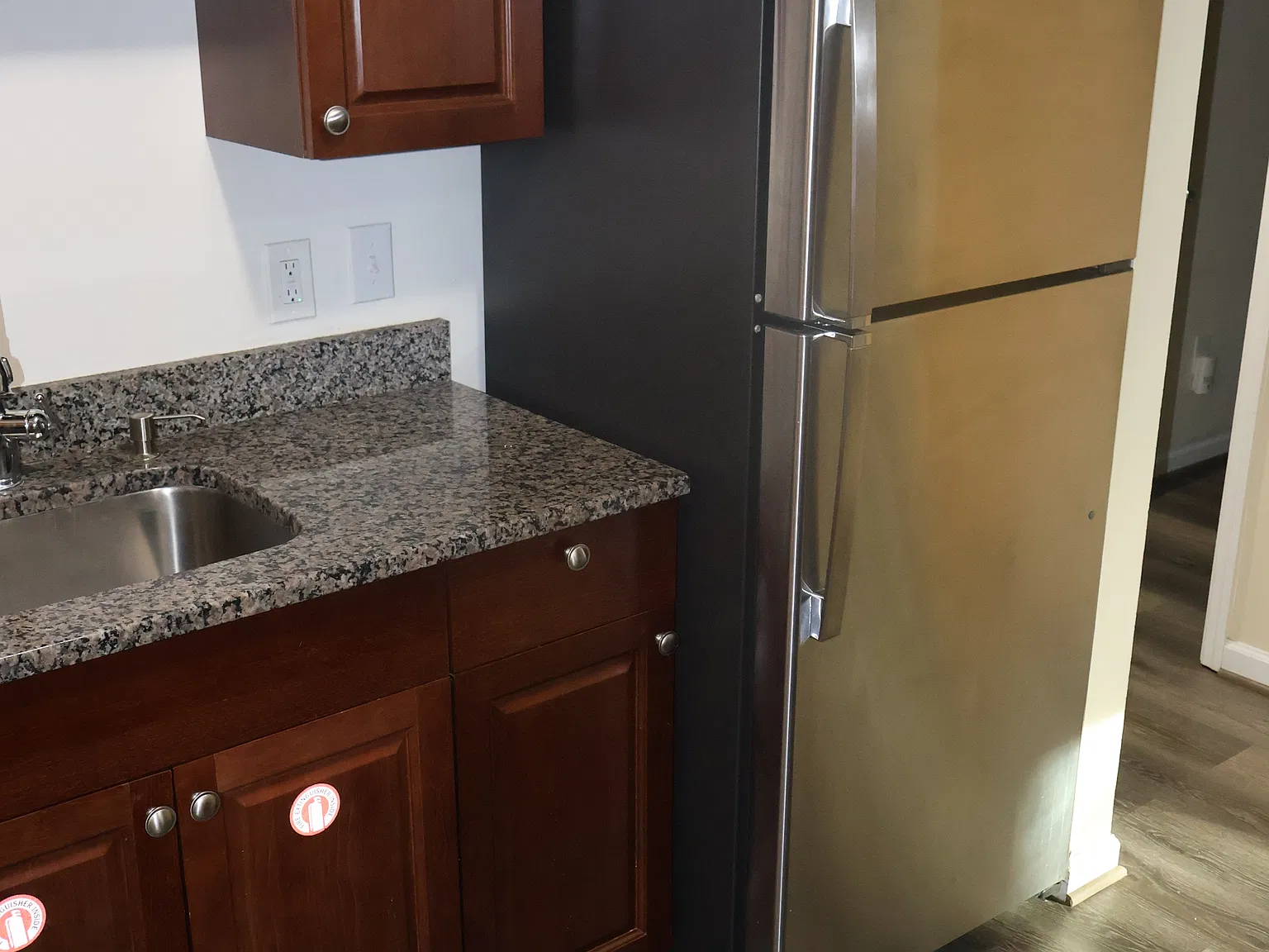 3 bed, 1.5 bath, 1100 sqft, $2,300 — Photo 2