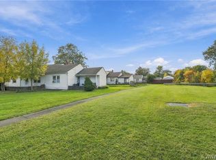 3 Redwood Dr, Cheektowaga, NY 14225