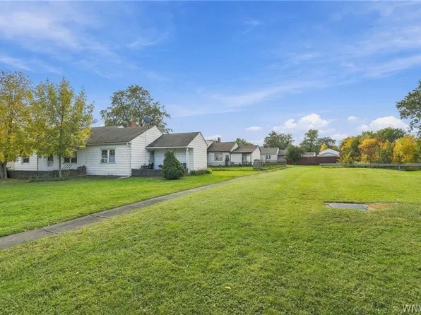 3 Redwood Dr, Cheektowaga, NY 14225