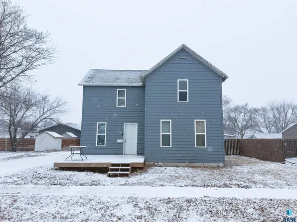 210 S Liberty Ave, Madison, SD 57042